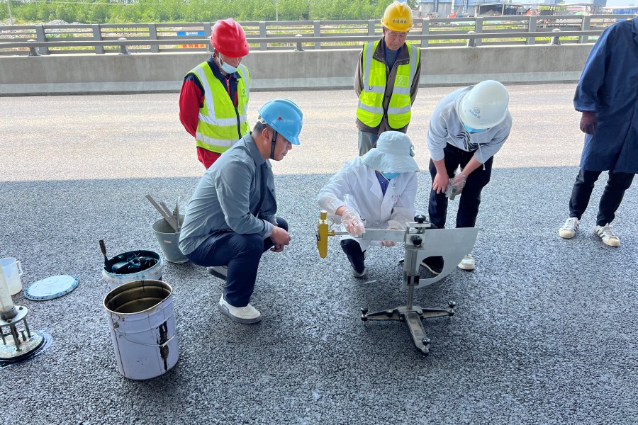 1676537398701985.jpg 江海大道東延(綜藝集團東-揚子江路)工程摩擦系數(shù)檢測_副本.jpg